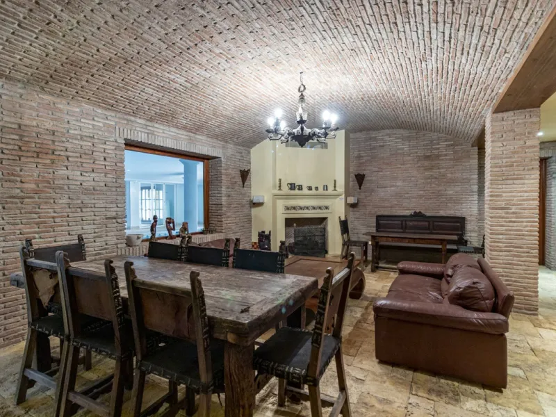 House - Detached Villa в продаже в Benahavís, Málaga. В доме 4 спален и 5 ванных комнат. Площадь дома 1096 м². Площадь участка 3452 м²