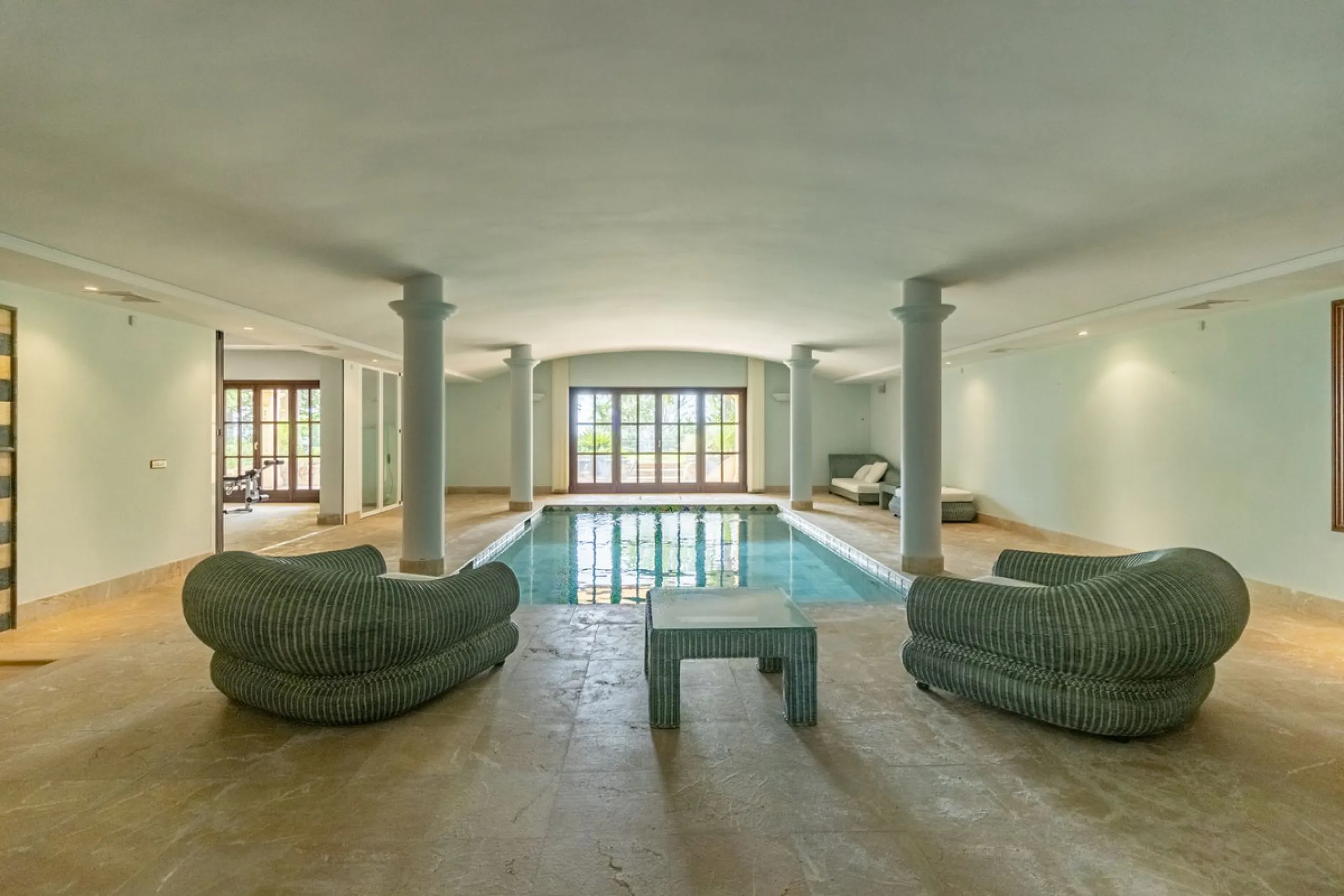 House - Detached Villa в продаже в Benahavís, Málaga. В доме 4 спален и 5 ванных комнат. Площадь дома 1096 м². Площадь участка 3452 м²