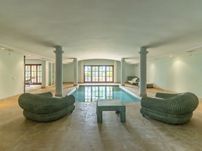 House - Detached Villa в продаже в Benahavís, Málaga. В доме 4 спален и 5 ванных комнат. Площадь дома 1096 м². Площадь участка 3452 м²