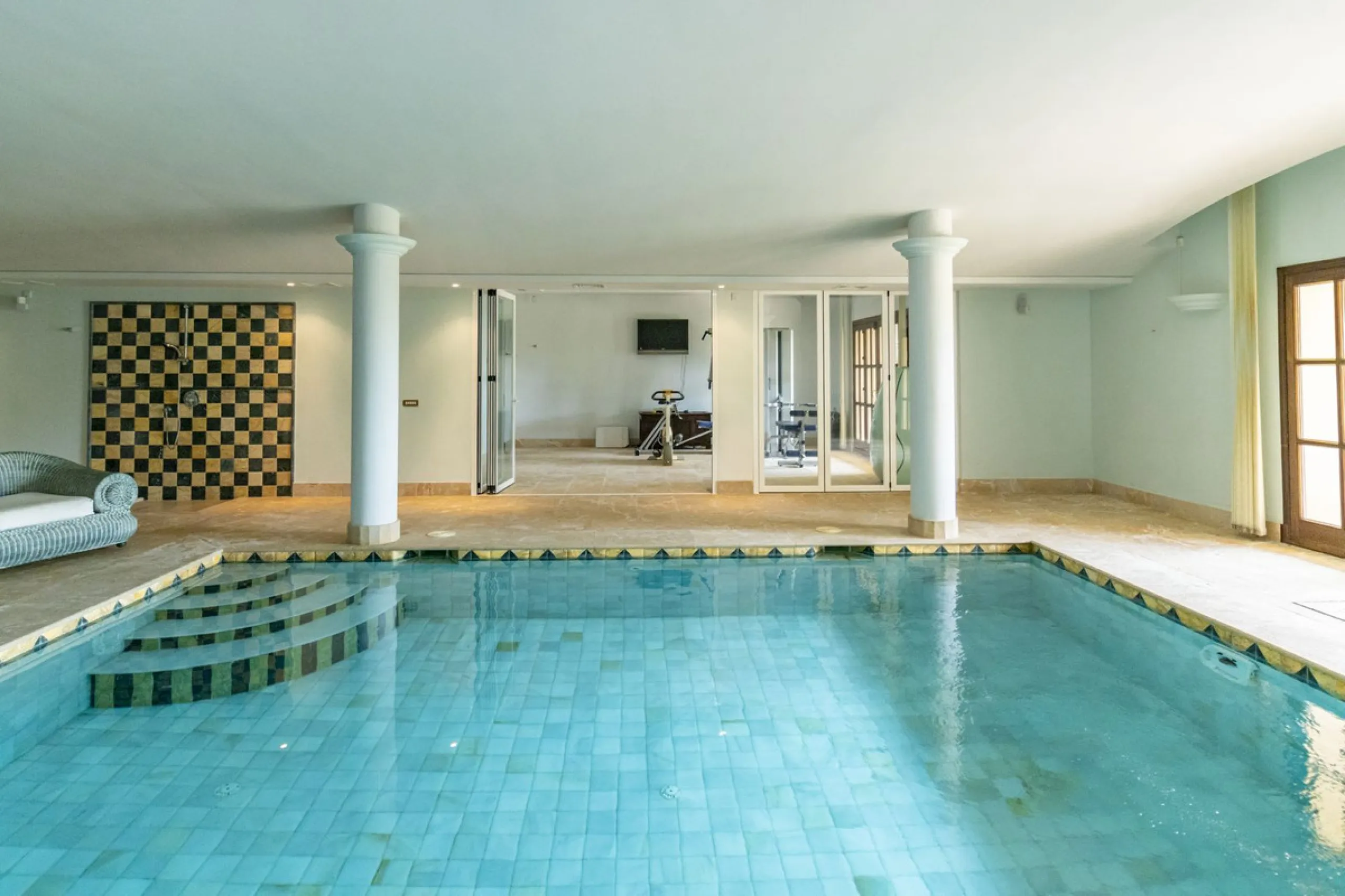 House - Detached Villa в продаже в Benahavís, Málaga. В доме 4 спален и 5 ванных комнат. Площадь дома 1096 м². Площадь участка 3452 м²