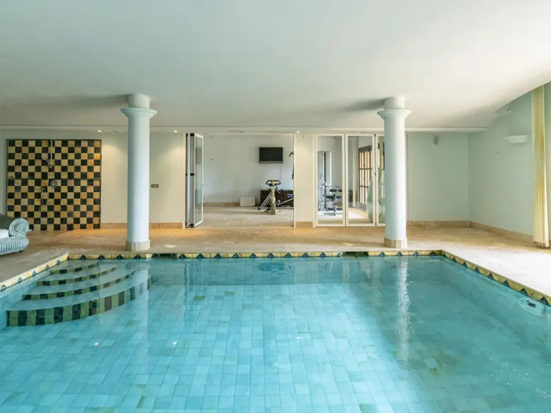 House - Detached Villa в продаже в Benahavís, Málaga. В доме 4 спален и 5 ванных комнат. Площадь дома 1096 м². Площадь участка 3452 м²