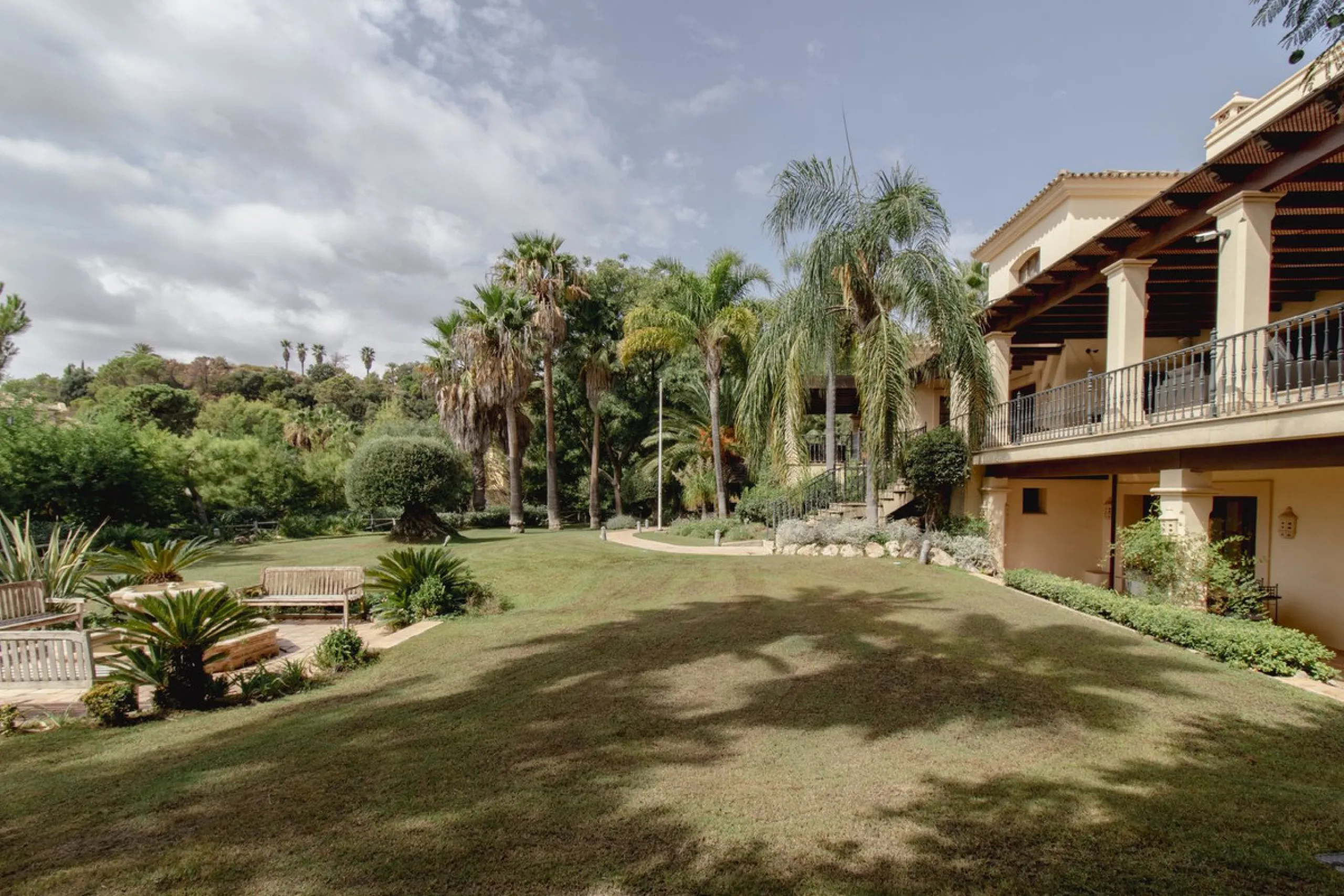 House - Detached Villa в продаже в Benahavís, Málaga. В доме 4 спален и 5 ванных комнат. Площадь дома 1096 м². Площадь участка 3452 м²