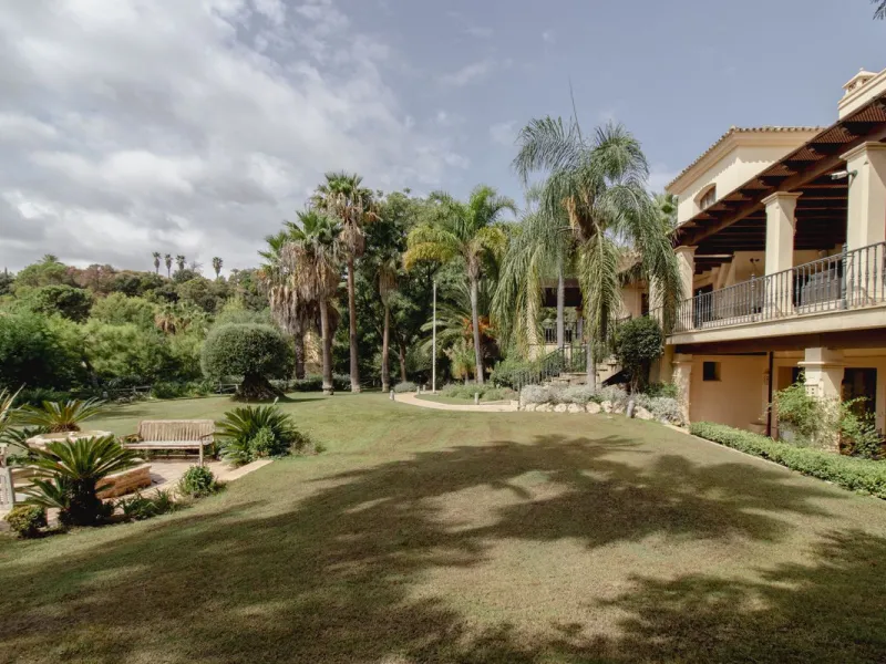 House - Detached Villa в продаже в Benahavís, Málaga. В доме 4 спален и 5 ванных комнат. Площадь дома 1096 м². Площадь участка 3452 м²