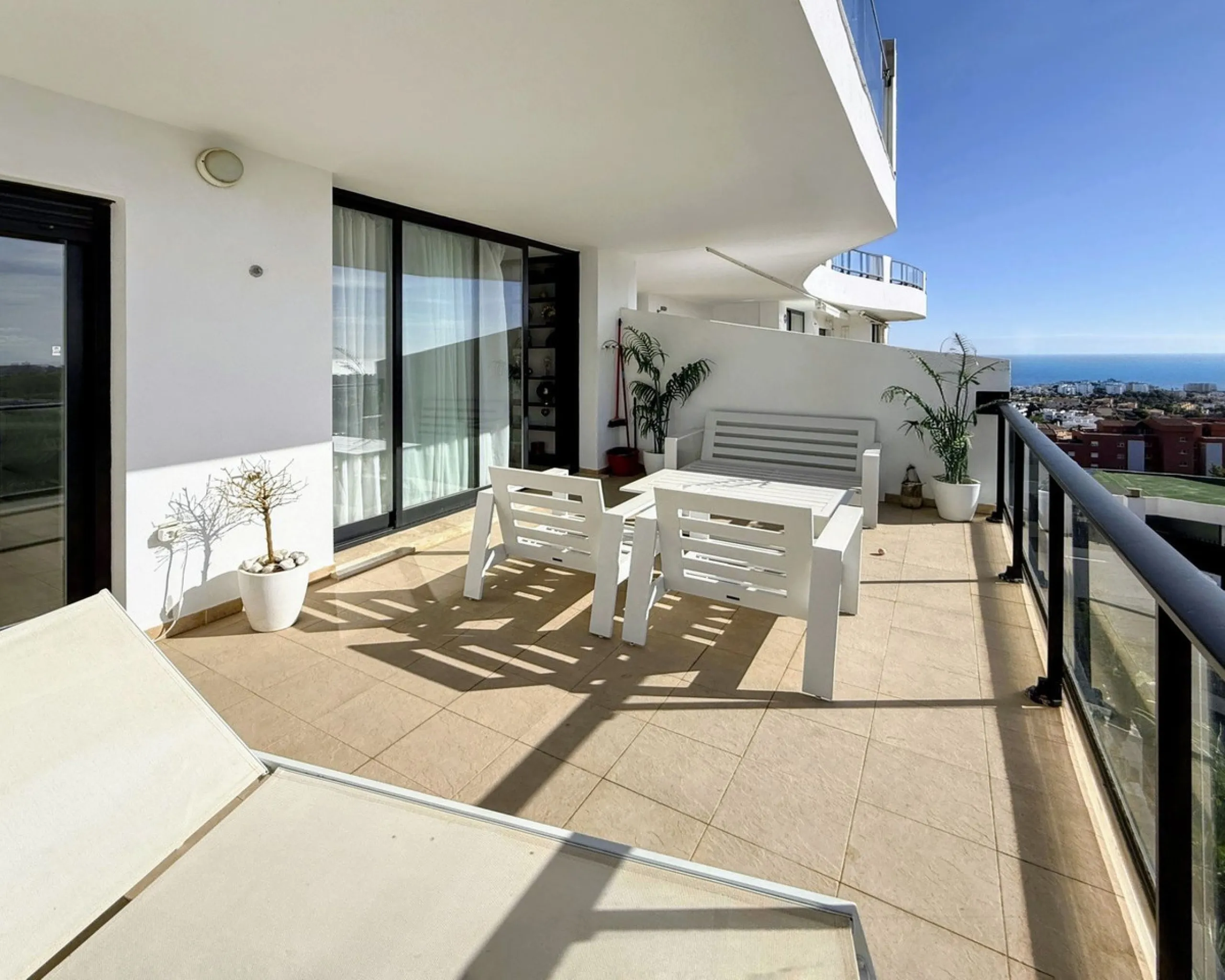 FABULOUS PANORAMIC SEAVIEWS AND FULLY REFORMED APARTMENT!!!   This immaculate and bright property comprises an entrance hall, a luxury fully fitted open plan kitchen, a lounge/dining room with patio doors leading to an amazing full apartment width terrace
