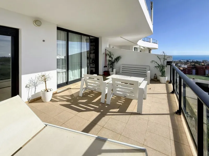 FABULOUS PANORAMIC SEAVIEWS AND FULLY REFORMED APARTMENT!!!   This immaculate and bright property comprises an entrance hall, a luxury fully fitted open plan kitchen, a lounge/dining room with patio doors leading to an amazing full apartment width terrace