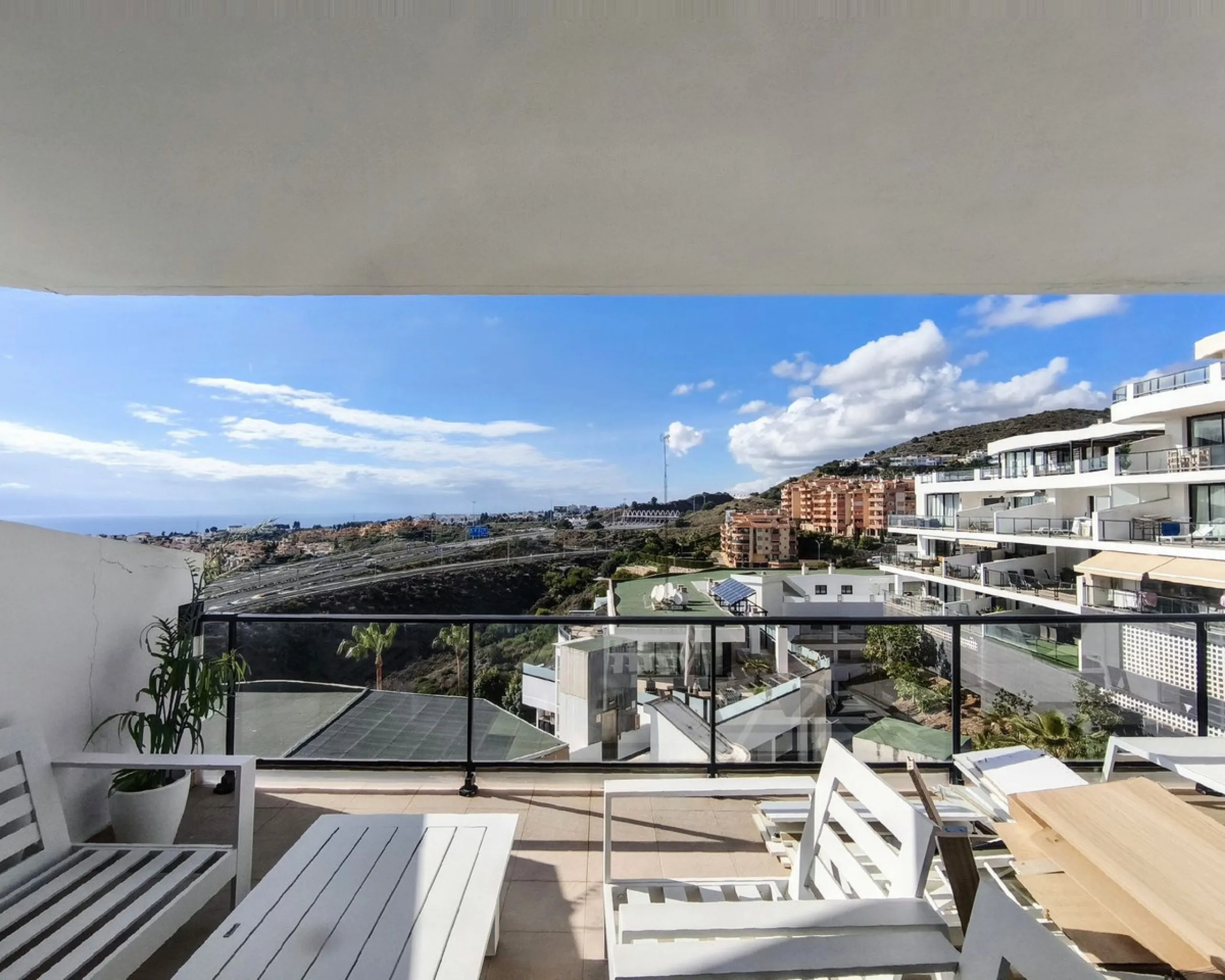 FABULOUS PANORAMIC SEAVIEWS AND FULLY REFORMED APARTMENT!!!   This immaculate and bright property comprises an entrance hall, a luxury fully fitted open plan kitchen, a lounge/dining room with patio doors leading to an amazing full apartment width terrace