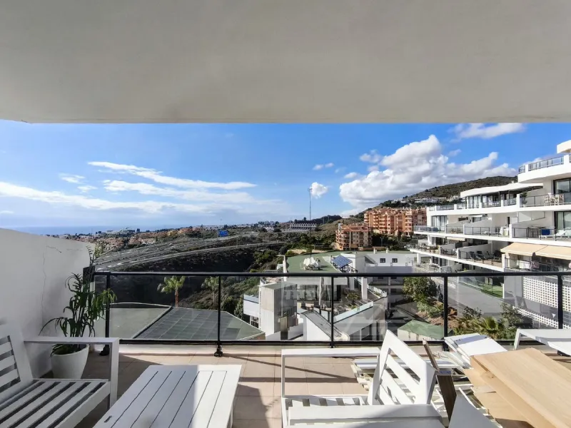 FABULOUS PANORAMIC SEAVIEWS AND FULLY REFORMED APARTMENT!!!   This immaculate and bright property comprises an entrance hall, a luxury fully fitted open plan kitchen, a lounge/dining room with patio doors leading to an amazing full apartment width terrace