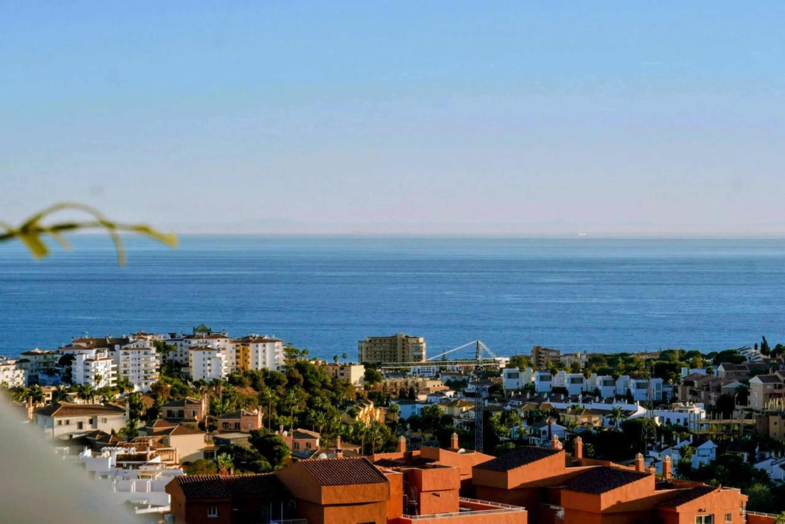 FABULOUS PANORAMIC SEAVIEWS AND FULLY REFORMED APARTMENT!!!   This immaculate and bright property comprises an entrance hall, a luxury fully fitted open plan kitchen, a lounge/dining room with patio doors leading to an amazing full apartment width terrace