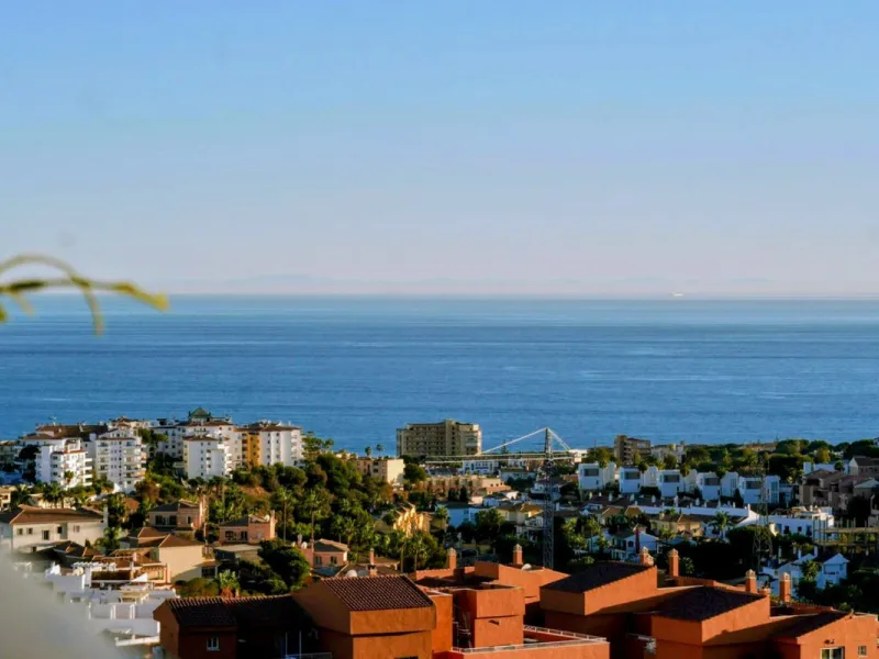 FABULOUS PANORAMIC SEAVIEWS AND FULLY REFORMED APARTMENT!!!   This immaculate and bright property comprises an entrance hall, a luxury fully fitted open plan kitchen, a lounge/dining room with patio doors leading to an amazing full apartment width terrace