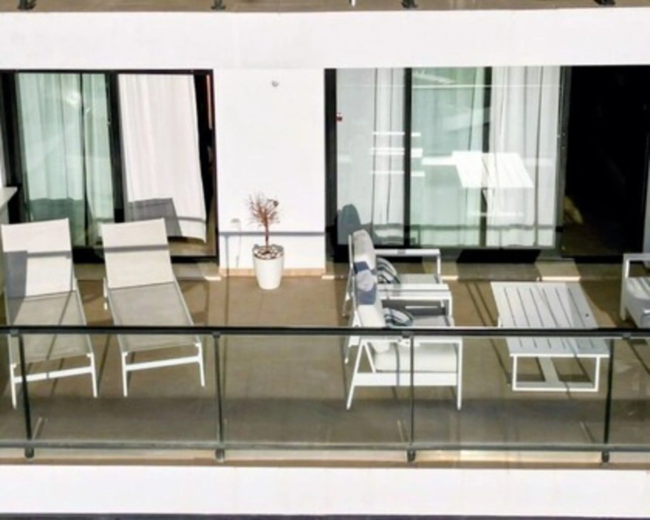 FABULOUS PANORAMIC SEAVIEWS AND FULLY REFORMED APARTMENT!!!   This immaculate and bright property comprises an entrance hall, a luxury fully fitted open plan kitchen, a lounge/dining room with patio doors leading to an amazing full apartment width terrace