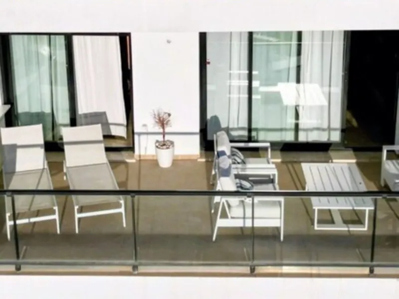 FABULOUS PANORAMIC SEAVIEWS AND FULLY REFORMED APARTMENT!!!   This immaculate and bright property comprises an entrance hall, a luxury fully fitted open plan kitchen, a lounge/dining room with patio doors leading to an amazing full apartment width terrace