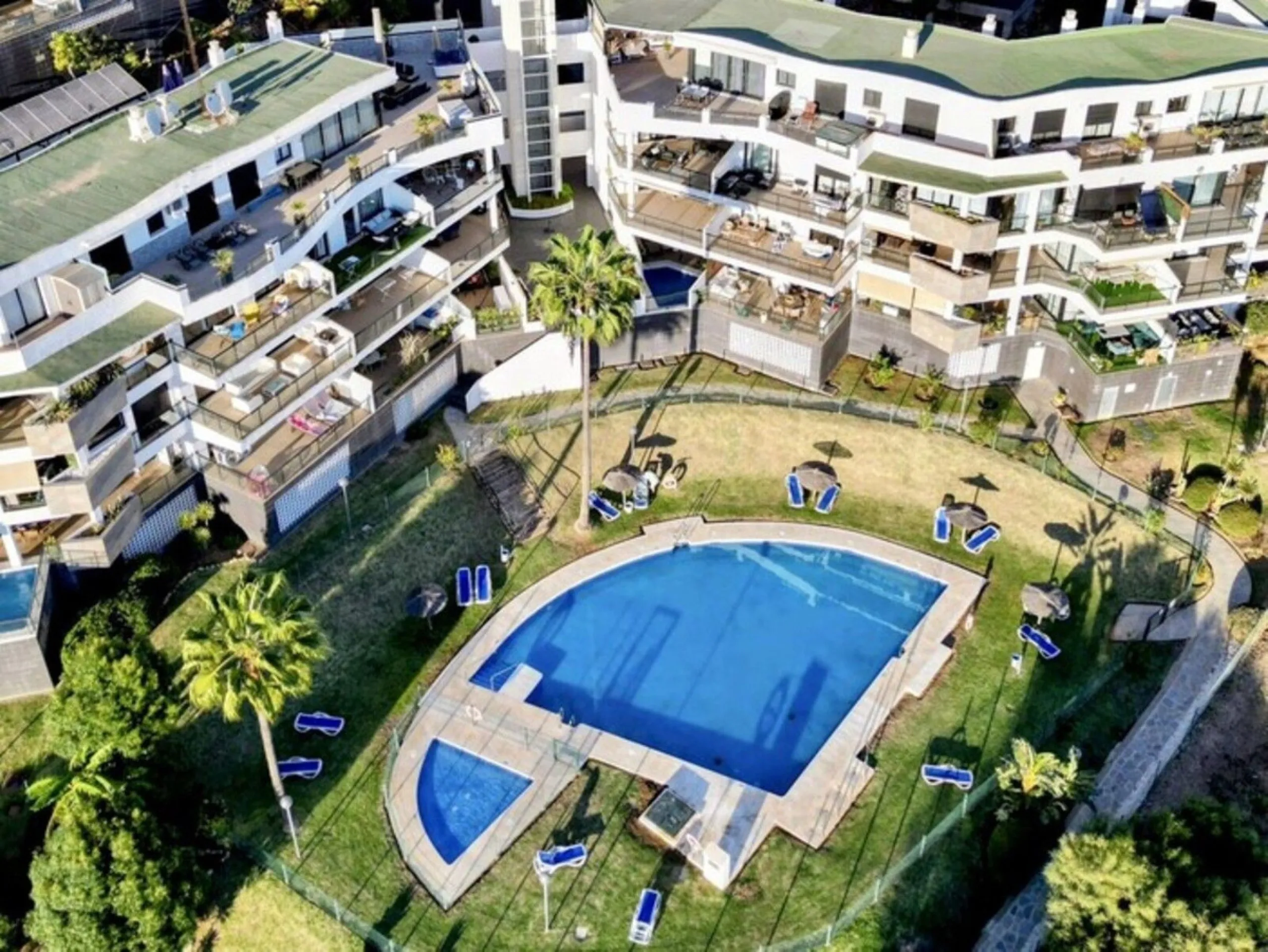 FABULOUS PANORAMIC SEAVIEWS AND FULLY REFORMED APARTMENT!!!   This immaculate and bright property comprises an entrance hall, a luxury fully fitted open plan kitchen, a lounge/dining room with patio doors leading to an amazing full apartment width terrace