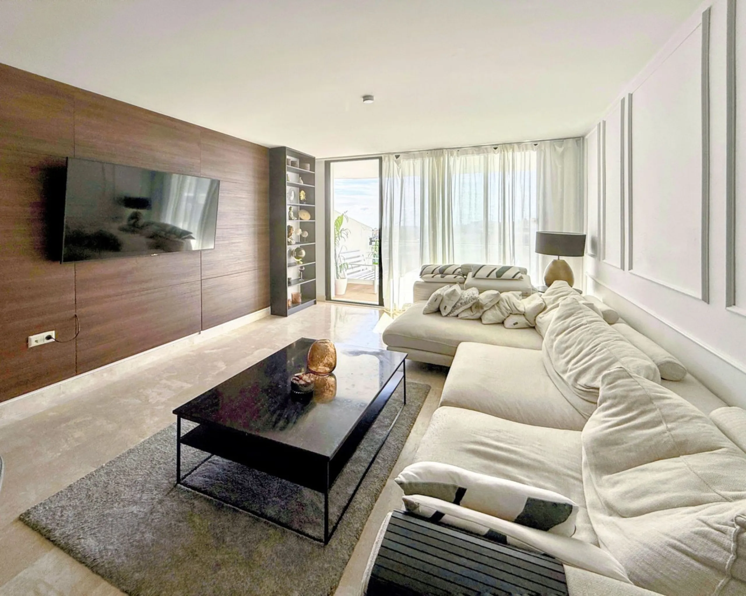 FABULOUS PANORAMIC SEAVIEWS AND FULLY REFORMED APARTMENT!!!   This immaculate and bright property comprises an entrance hall, a luxury fully fitted open plan kitchen, a lounge/dining room with patio doors leading to an amazing full apartment width terrace