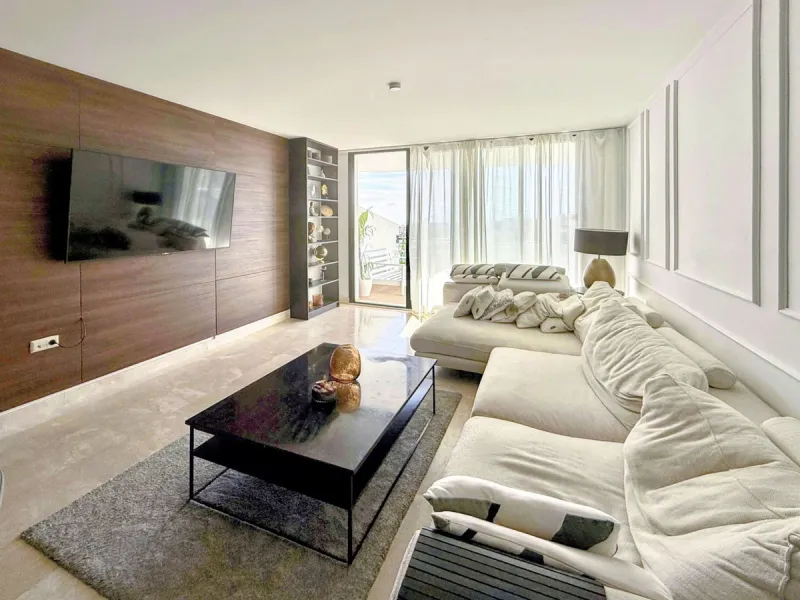 FABULOUS PANORAMIC SEAVIEWS AND FULLY REFORMED APARTMENT!!!   This immaculate and bright property comprises an entrance hall, a luxury fully fitted open plan kitchen, a lounge/dining room with patio doors leading to an amazing full apartment width terrace
