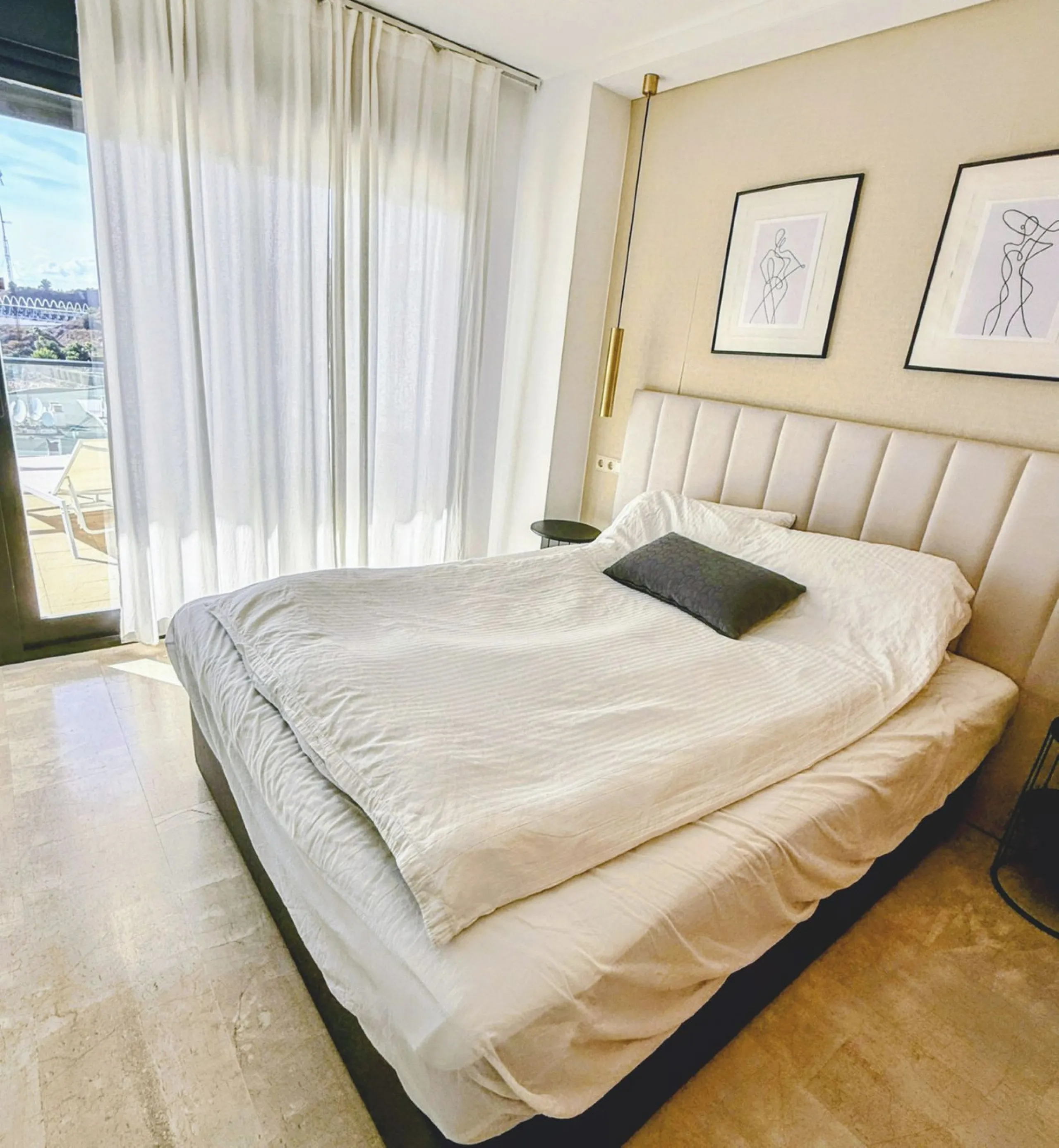 FABULOUS PANORAMIC SEAVIEWS AND FULLY REFORMED APARTMENT!!!   This immaculate and bright property comprises an entrance hall, a luxury fully fitted open plan kitchen, a lounge/dining room with patio doors leading to an amazing full apartment width terrace