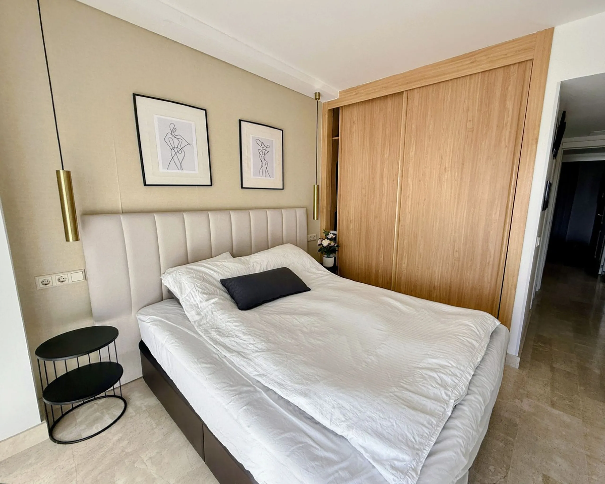 FABULOUS PANORAMIC SEAVIEWS AND FULLY REFORMED APARTMENT!!!   This immaculate and bright property comprises an entrance hall, a luxury fully fitted open plan kitchen, a lounge/dining room with patio doors leading to an amazing full apartment width terrace