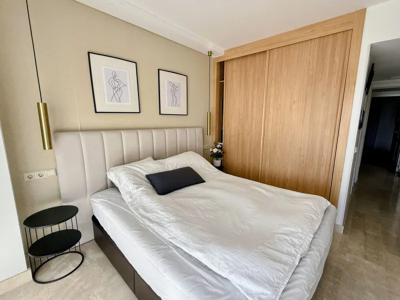 FABULOUS PANORAMIC SEAVIEWS AND FULLY REFORMED APARTMENT!!!   This immaculate and bright property comprises an entrance hall, a luxury fully fitted open plan kitchen, a lounge/dining room with patio doors leading to an amazing full apartment width terrace