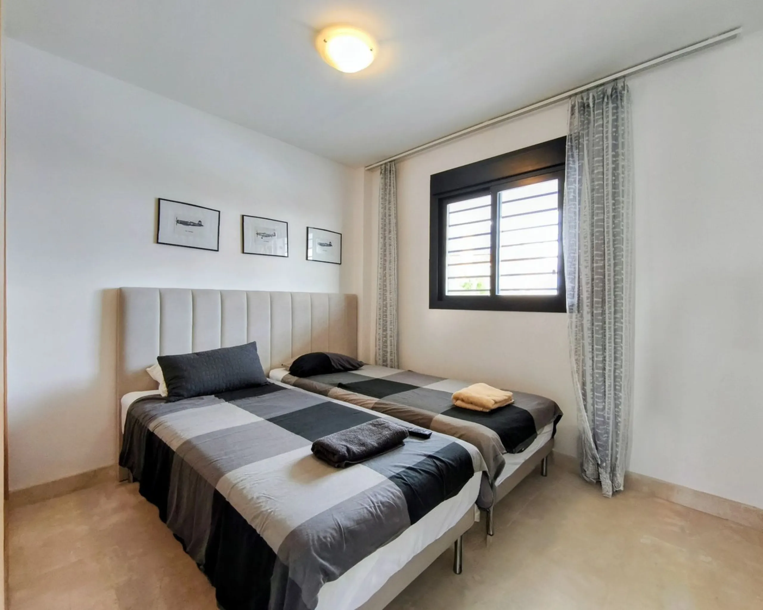 FABULOUS PANORAMIC SEAVIEWS AND FULLY REFORMED APARTMENT!!!   This immaculate and bright property comprises an entrance hall, a luxury fully fitted open plan kitchen, a lounge/dining room with patio doors leading to an amazing full apartment width terrace