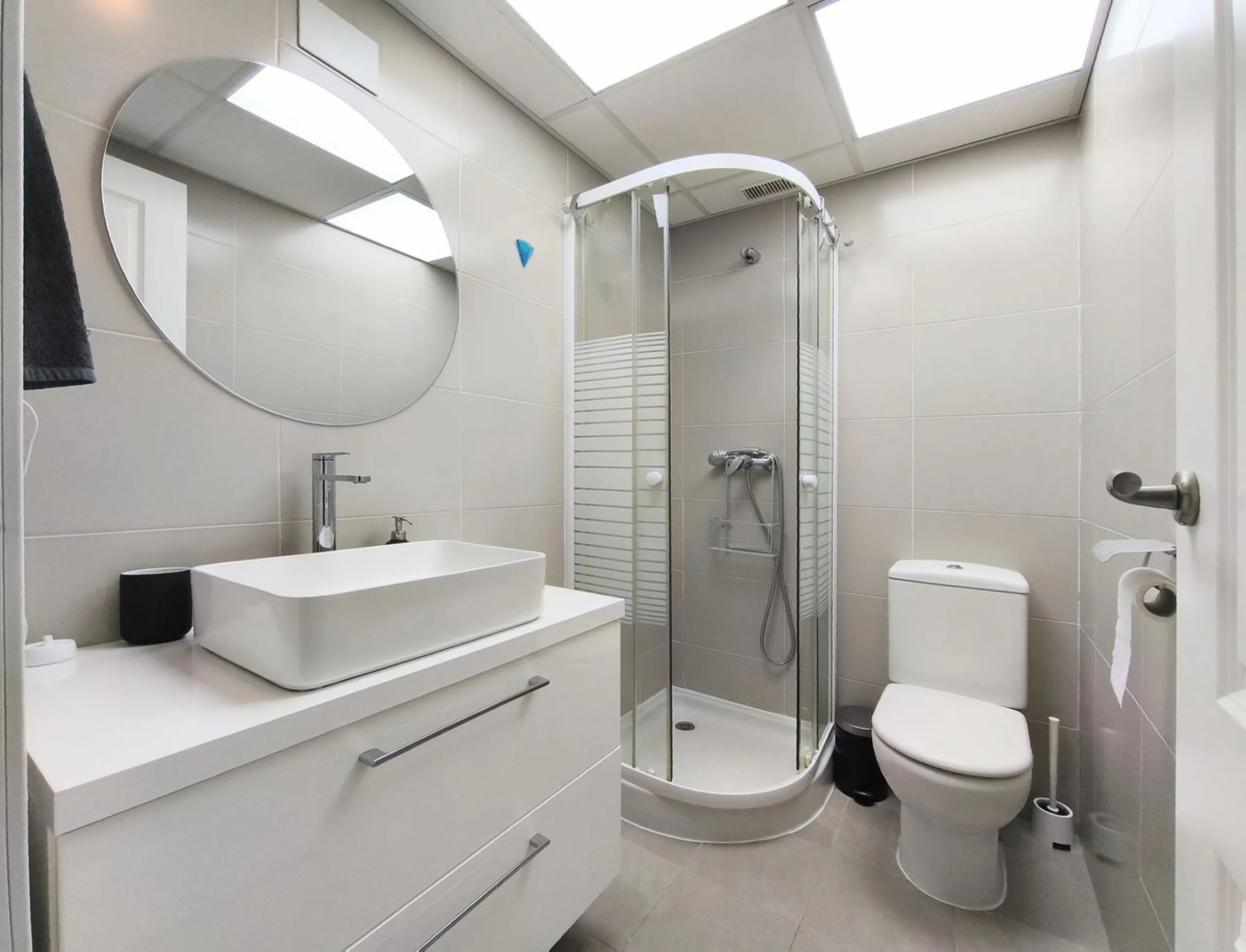 FABULOUS PANORAMIC SEAVIEWS AND FULLY REFORMED APARTMENT!!!   This immaculate and bright property comprises an entrance hall, a luxury fully fitted open plan kitchen, a lounge/dining room with patio doors leading to an amazing full apartment width terrace