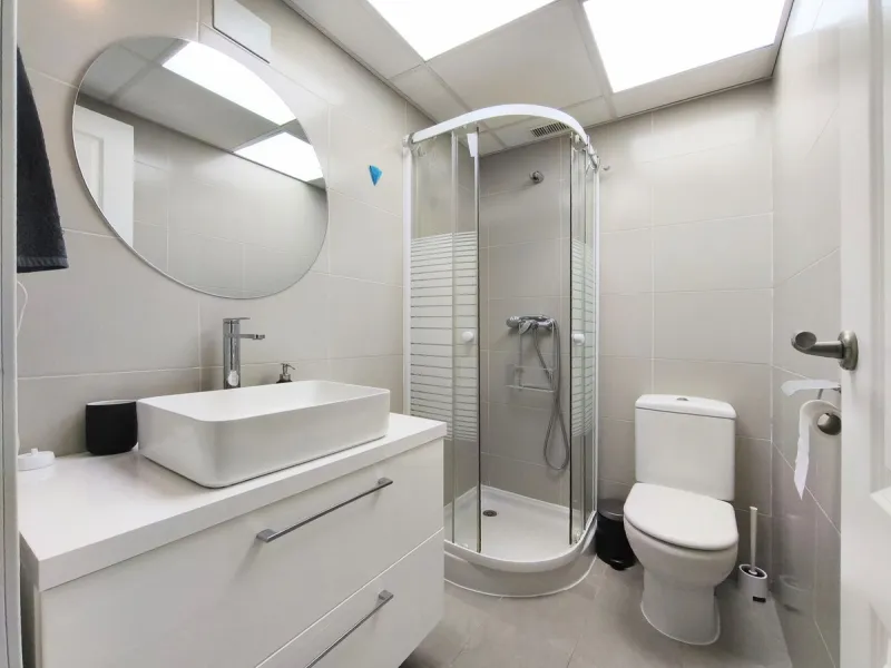 FABULOUS PANORAMIC SEAVIEWS AND FULLY REFORMED APARTMENT!!!   This immaculate and bright property comprises an entrance hall, a luxury fully fitted open plan kitchen, a lounge/dining room with patio doors leading to an amazing full apartment width terrace