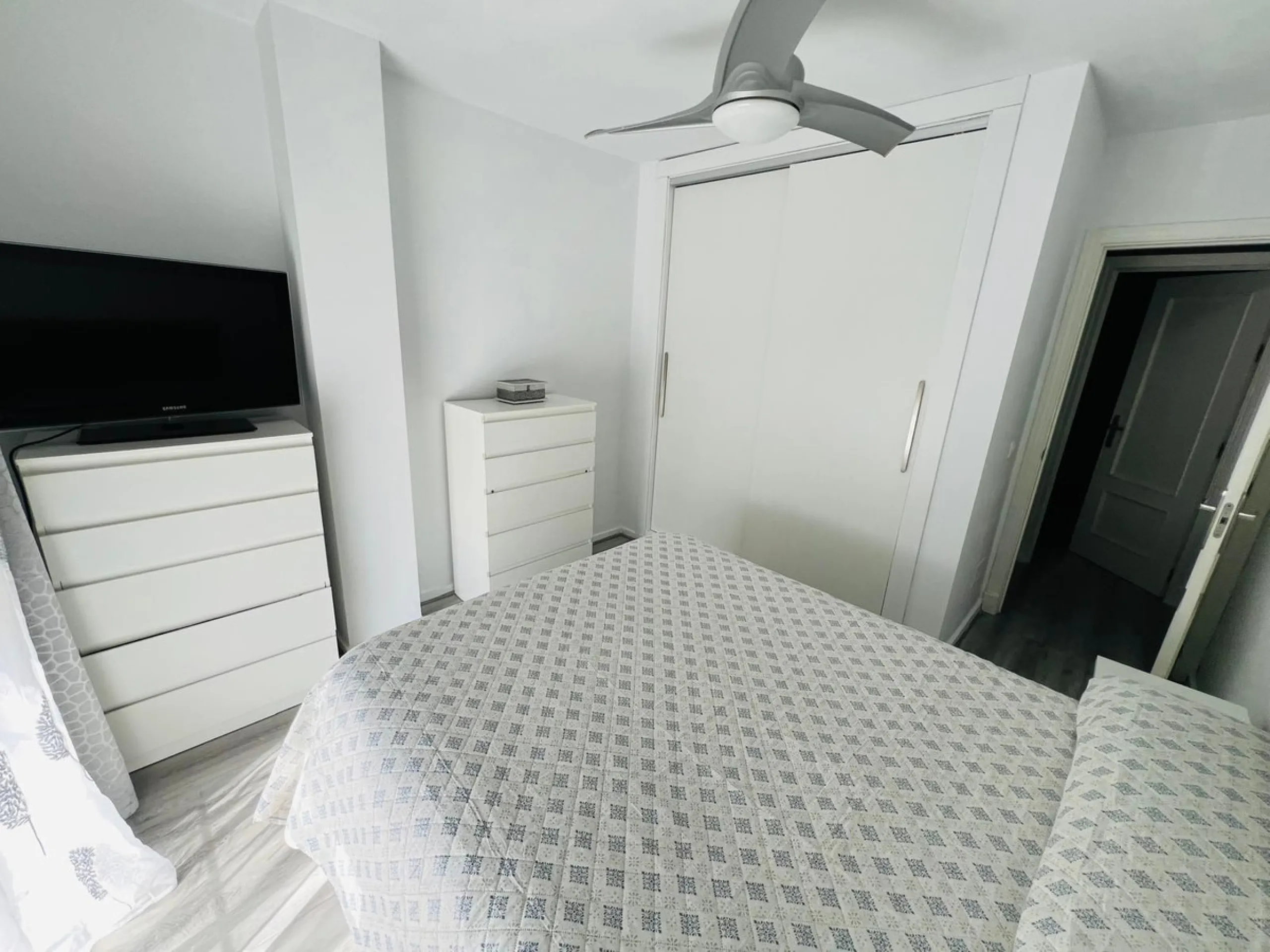 Bright 2-Bedroom Apartment with Terrace, Garage & Storage – Huerta Nueva, Estepona