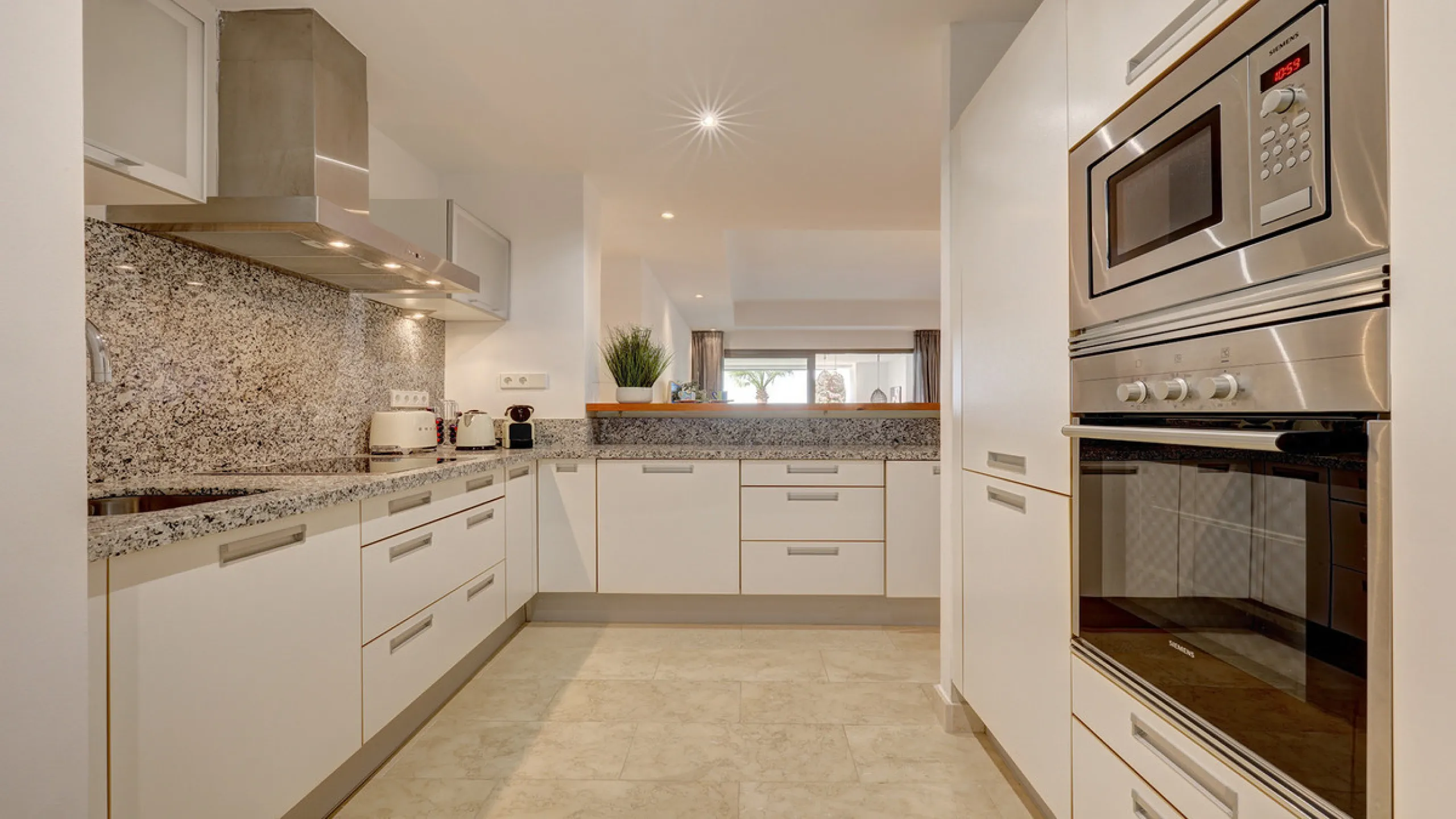 Diese elegante Erdgeschosswohnung liegt in der exklusiven Wohnanlage Terrazas de Cortesin, mitten im weltbekannten Finca Cortesin Golf Resort in Casares. Bekannt für seinen Meisterschaftsgolfplatz (Austragungsort des Solheim Cups 2023)