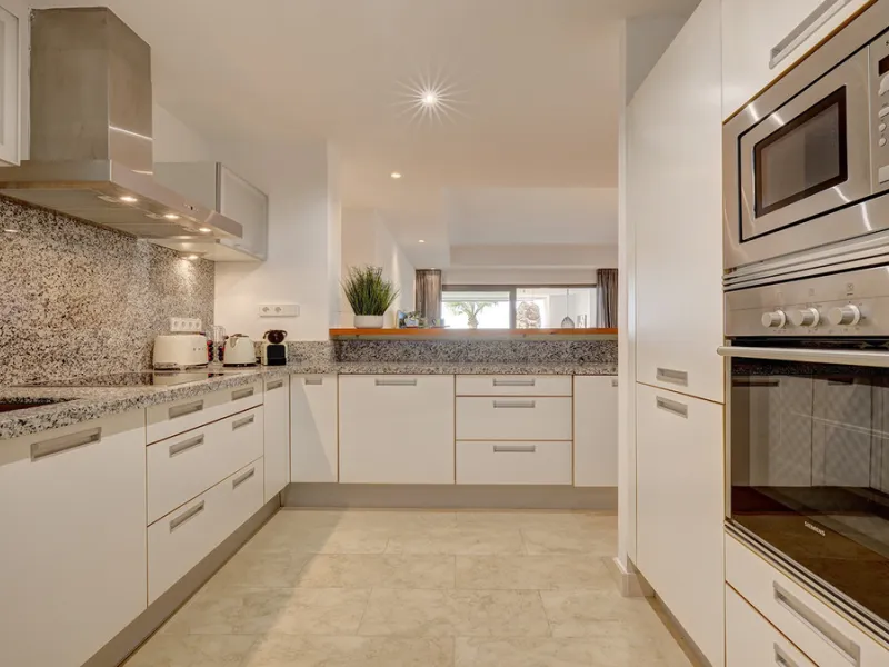 Diese elegante Erdgeschosswohnung liegt in der exklusiven Wohnanlage Terrazas de Cortesin, mitten im weltbekannten Finca Cortesin Golf Resort in Casares. Bekannt für seinen Meisterschaftsgolfplatz (Austragungsort des Solheim Cups 2023)