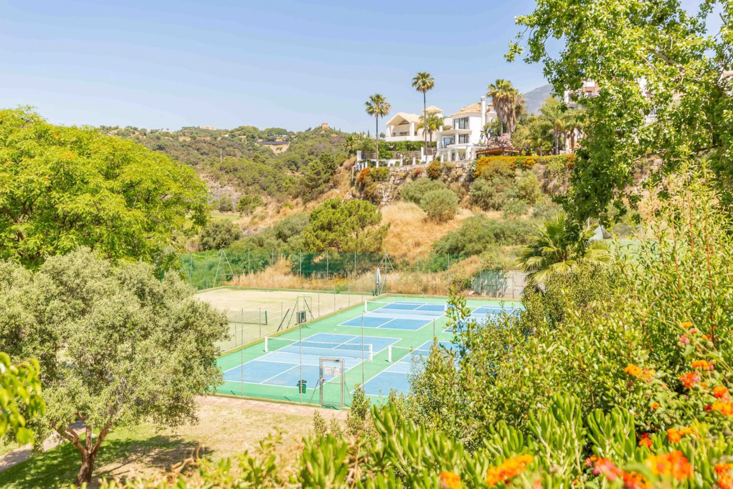 An opportunity to buy and build on one of the best FRONTLINE and last plots available in Los Arqueros Golf and Country Club.