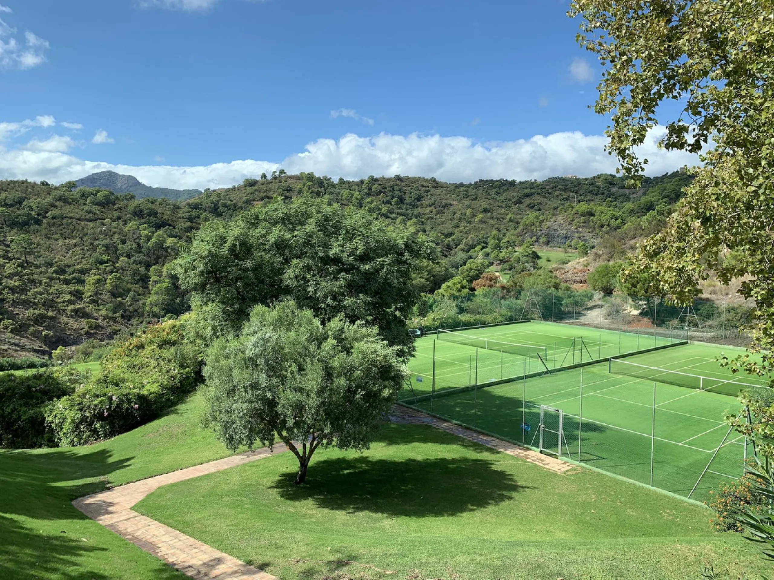 An opportunity to buy and build on one of the best FRONTLINE and last plots available in Los Arqueros Golf and Country Club.