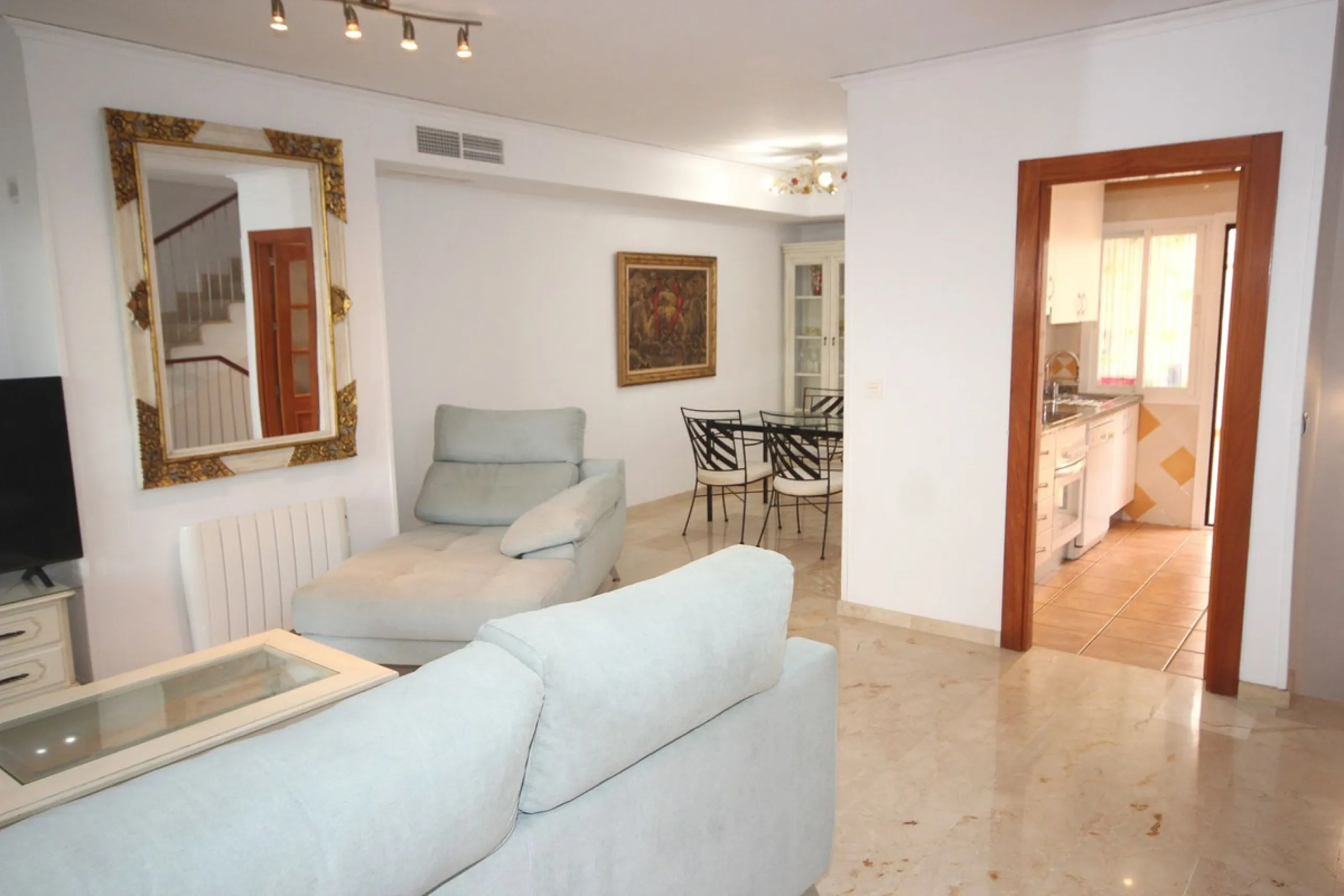 House - Townhouse в продаже в Marbella, Málaga. В доме 3 спален и 3 ванных комнат. Площадь дома 219 м²