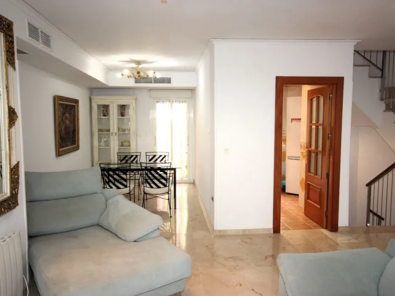 House - Townhouse в продаже в Marbella, Málaga. В доме 3 спален и 3 ванных комнат. Площадь дома 219 м²