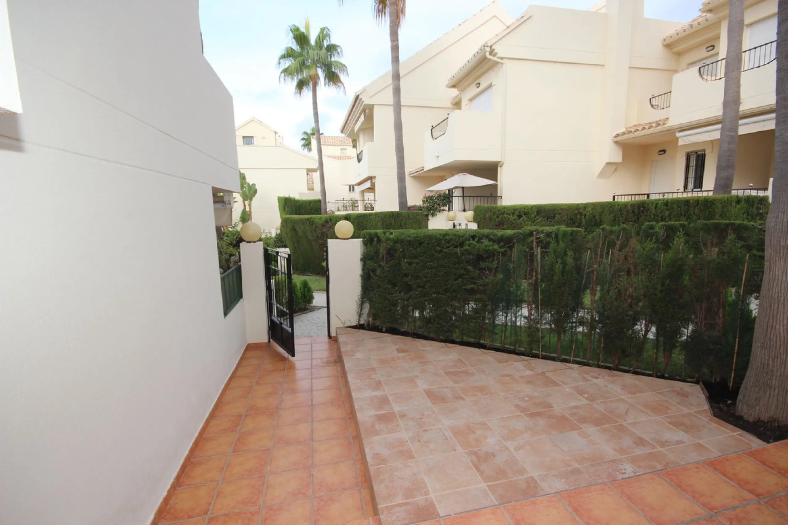 House - Townhouse в продаже в Marbella, Málaga. В доме 3 спален и 3 ванных комнат. Площадь дома 219 м²