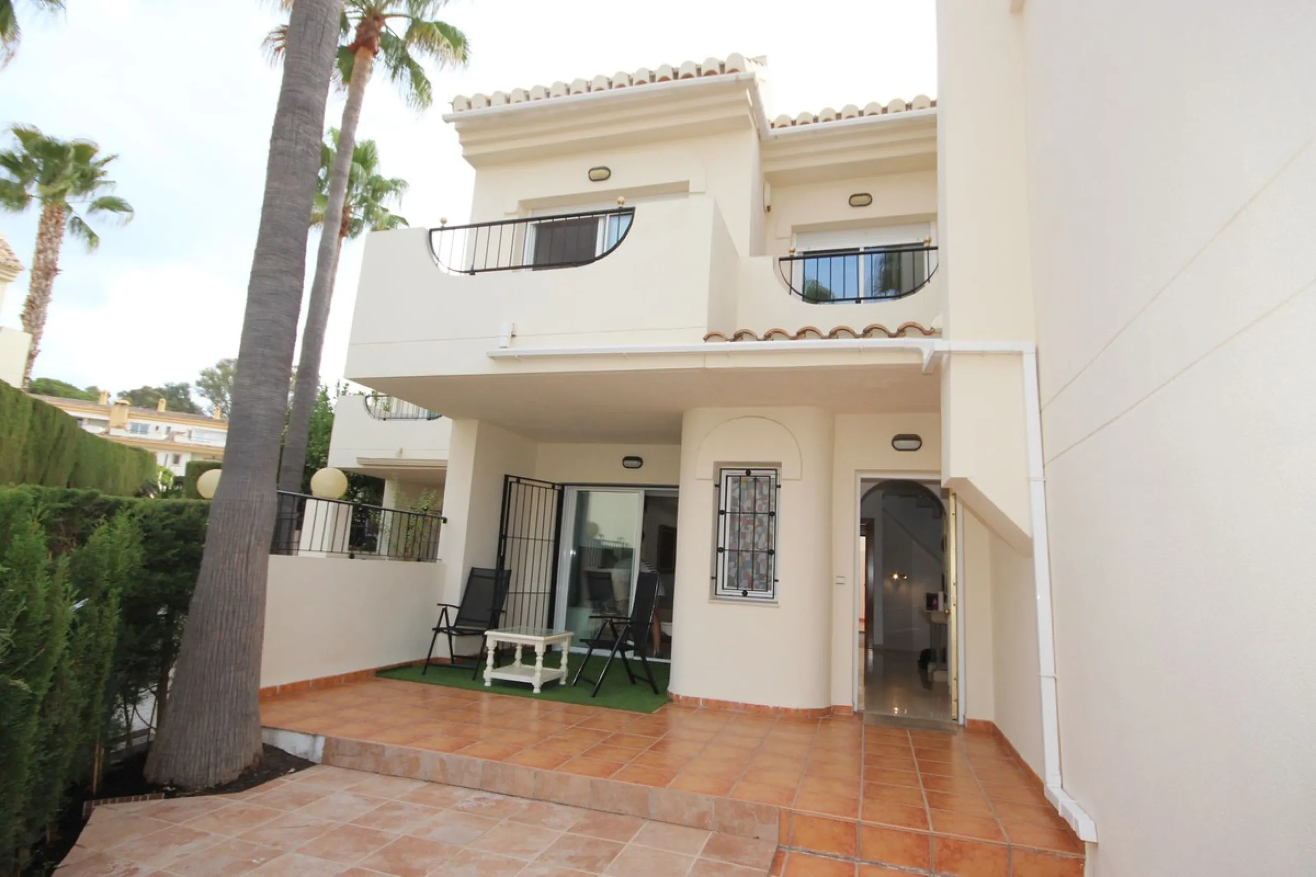 House - Townhouse в продаже в Marbella, Málaga. В доме 3 спален и 3 ванных комнат. Площадь дома 219 м²
