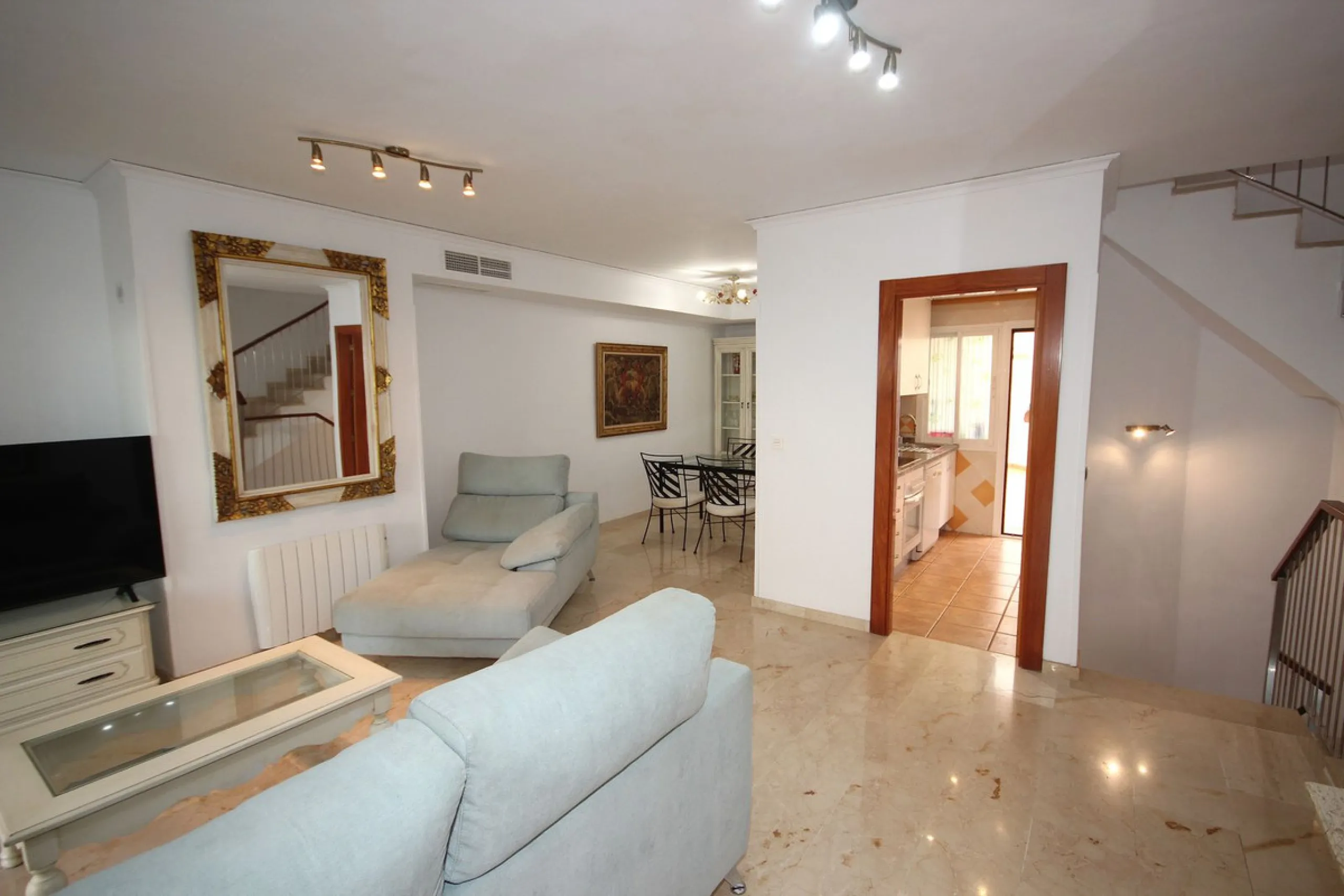 House - Townhouse в продаже в Marbella, Málaga. В доме 3 спален и 3 ванных комнат. Площадь дома 219 м²