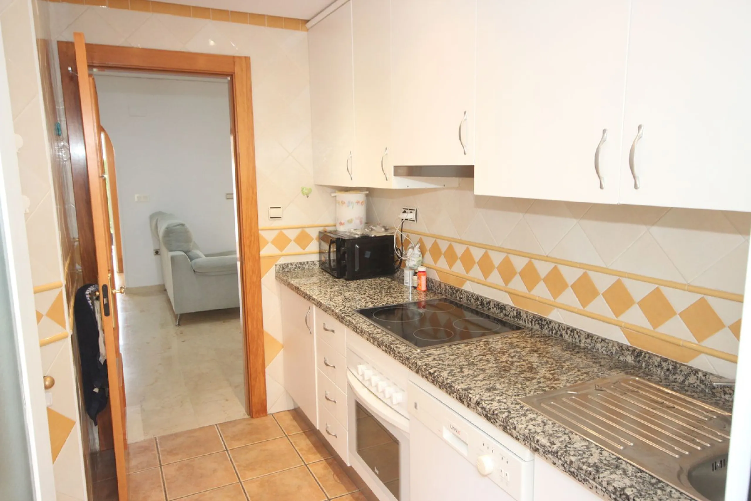 House - Townhouse в продаже в Marbella, Málaga. В доме 3 спален и 3 ванных комнат. Площадь дома 219 м²
