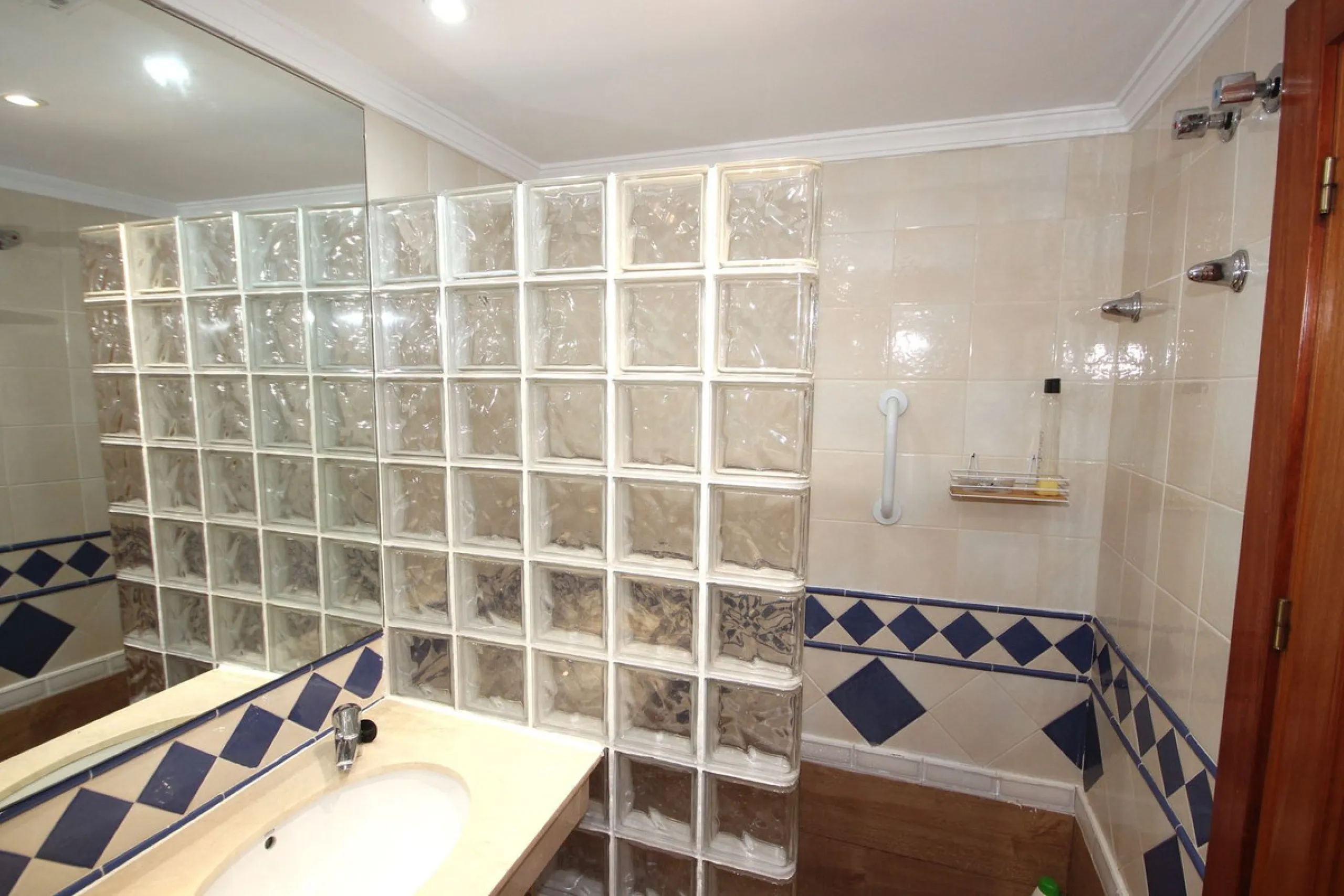 House - Townhouse в продаже в Marbella, Málaga. В доме 3 спален и 3 ванных комнат. Площадь дома 219 м²