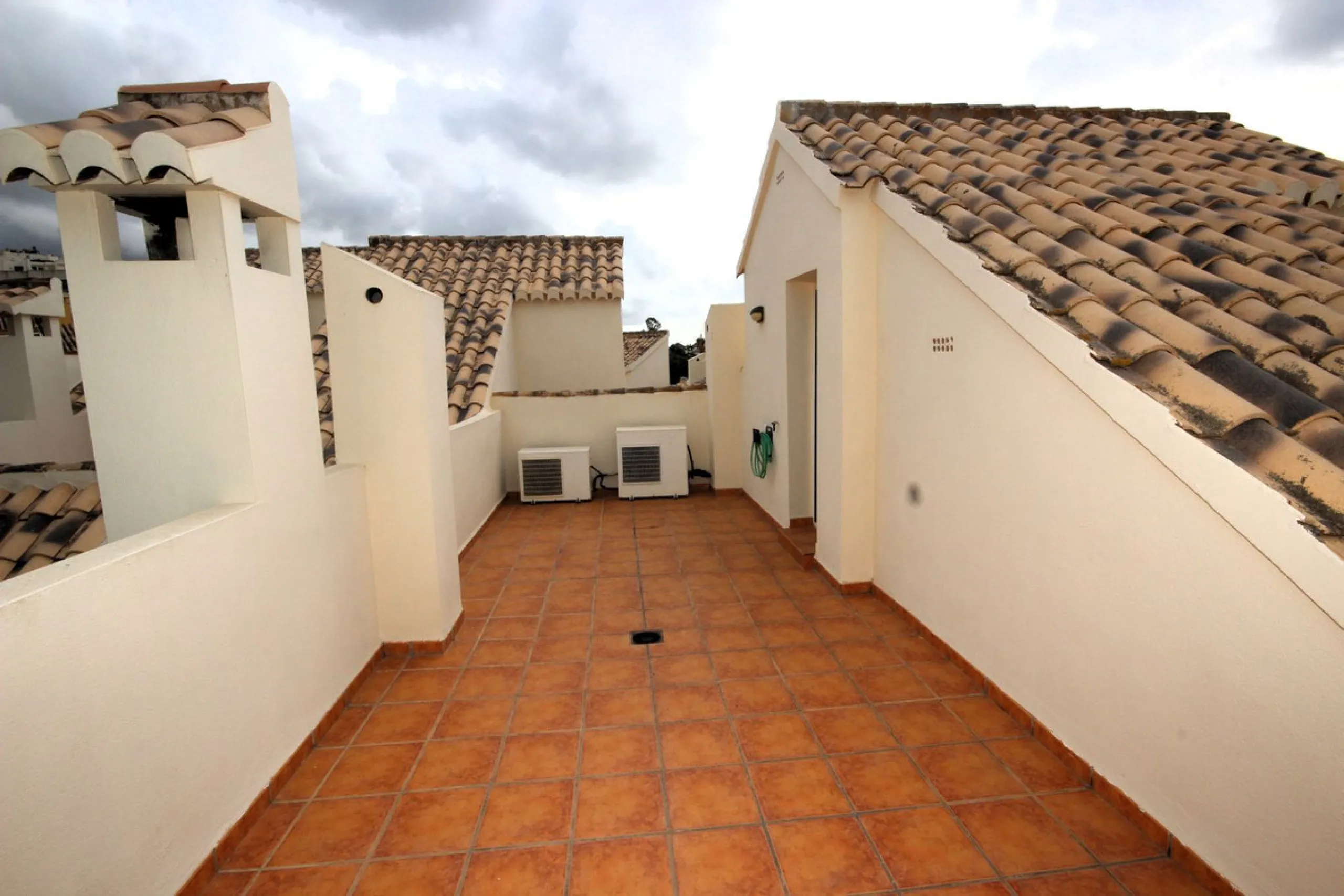 House - Townhouse в продаже в Marbella, Málaga. В доме 3 спален и 3 ванных комнат. Площадь дома 219 м²