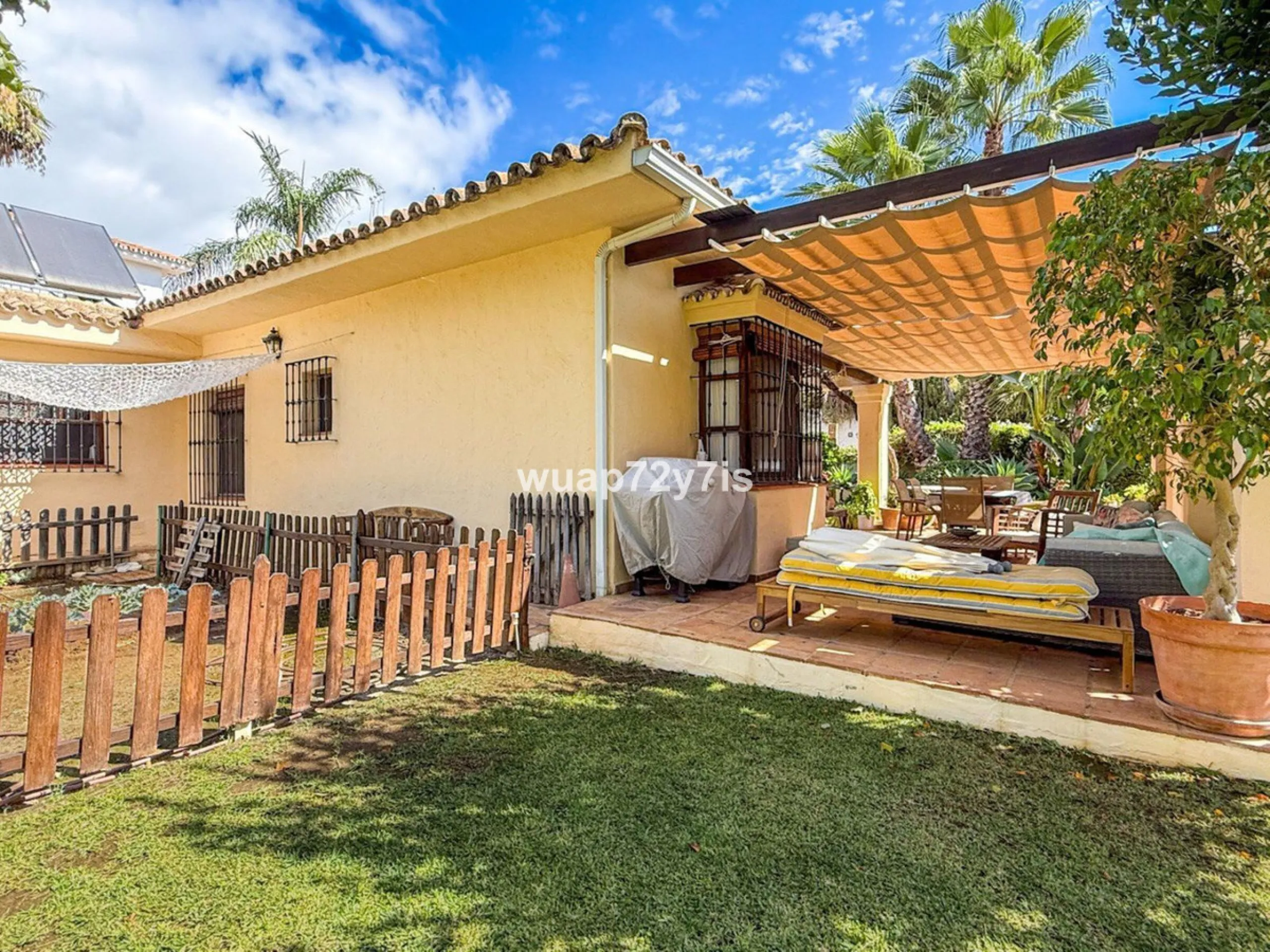 House - Detached Villa в продаже в Marbella, Málaga. В доме 2 спален и 2 ванных комнат. Площадь дома 97 м². Площадь участка 548 м²