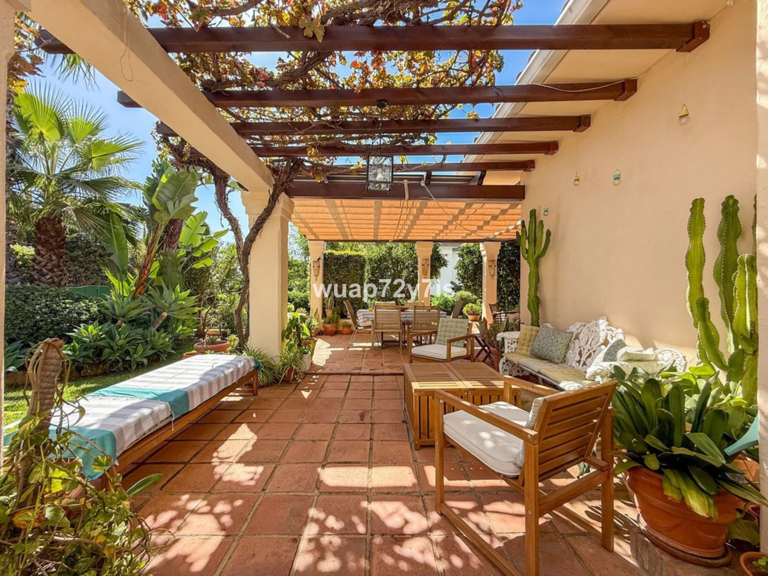 House - Detached Villa в продаже в Marbella, Málaga. В доме 2 спален и 2 ванных комнат. Площадь дома 97 м². Площадь участка 548 м²
