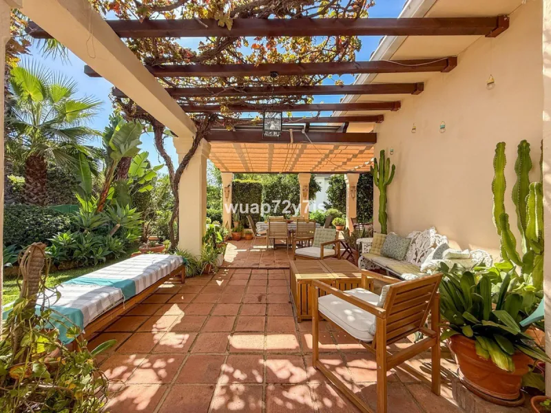 House - Detached Villa в продаже в Marbella, Málaga. В доме 2 спален и 2 ванных комнат. Площадь дома 97 м². Площадь участка 548 м²