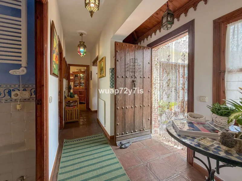 House - Detached Villa в продаже в Marbella, Málaga. В доме 2 спален и 2 ванных комнат. Площадь дома 97 м². Площадь участка 548 м²