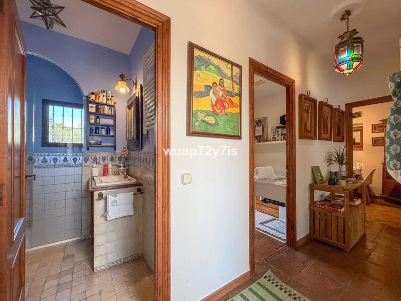 House - Detached Villa в продаже в Marbella, Málaga. В доме 2 спален и 2 ванных комнат. Площадь дома 97 м². Площадь участка 548 м²