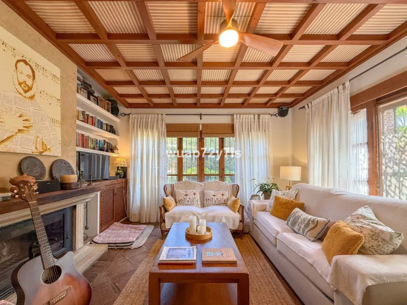 House - Detached Villa в продаже в Marbella, Málaga. В доме 2 спален и 2 ванных комнат. Площадь дома 97 м². Площадь участка 548 м²
