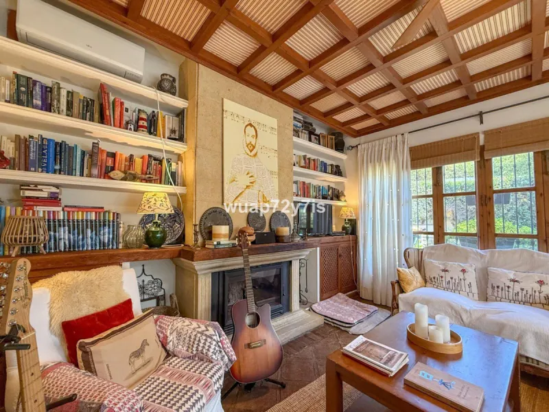 House - Detached Villa в продаже в Marbella, Málaga. В доме 2 спален и 2 ванных комнат. Площадь дома 97 м². Площадь участка 548 м²