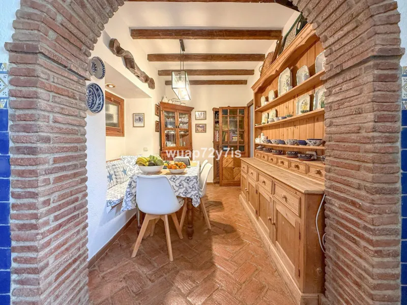 House - Detached Villa в продаже в Marbella, Málaga. В доме 2 спален и 2 ванных комнат. Площадь дома 97 м². Площадь участка 548 м²
