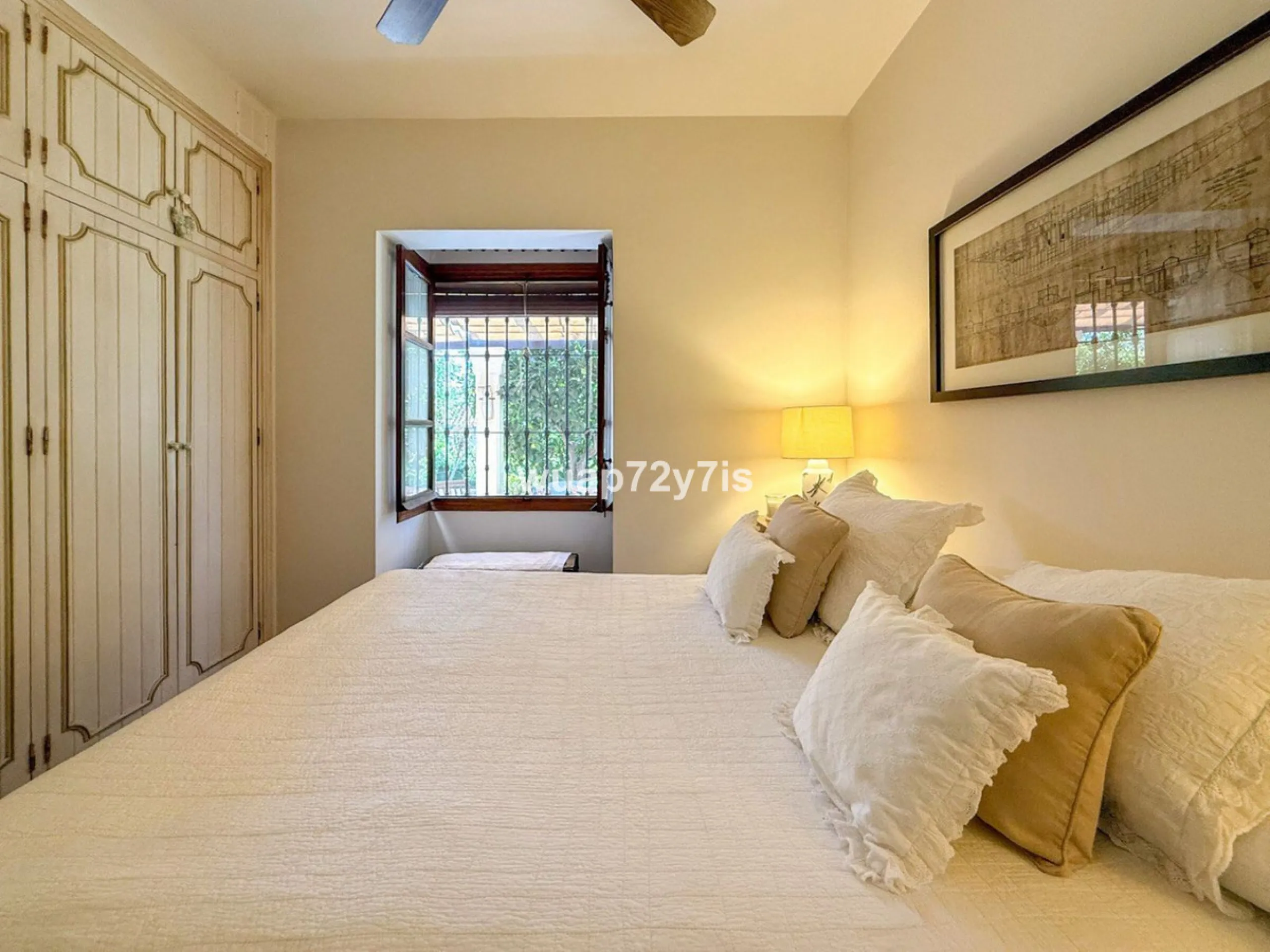 House - Detached Villa в продаже в Marbella, Málaga. В доме 2 спален и 2 ванных комнат. Площадь дома 97 м². Площадь участка 548 м²