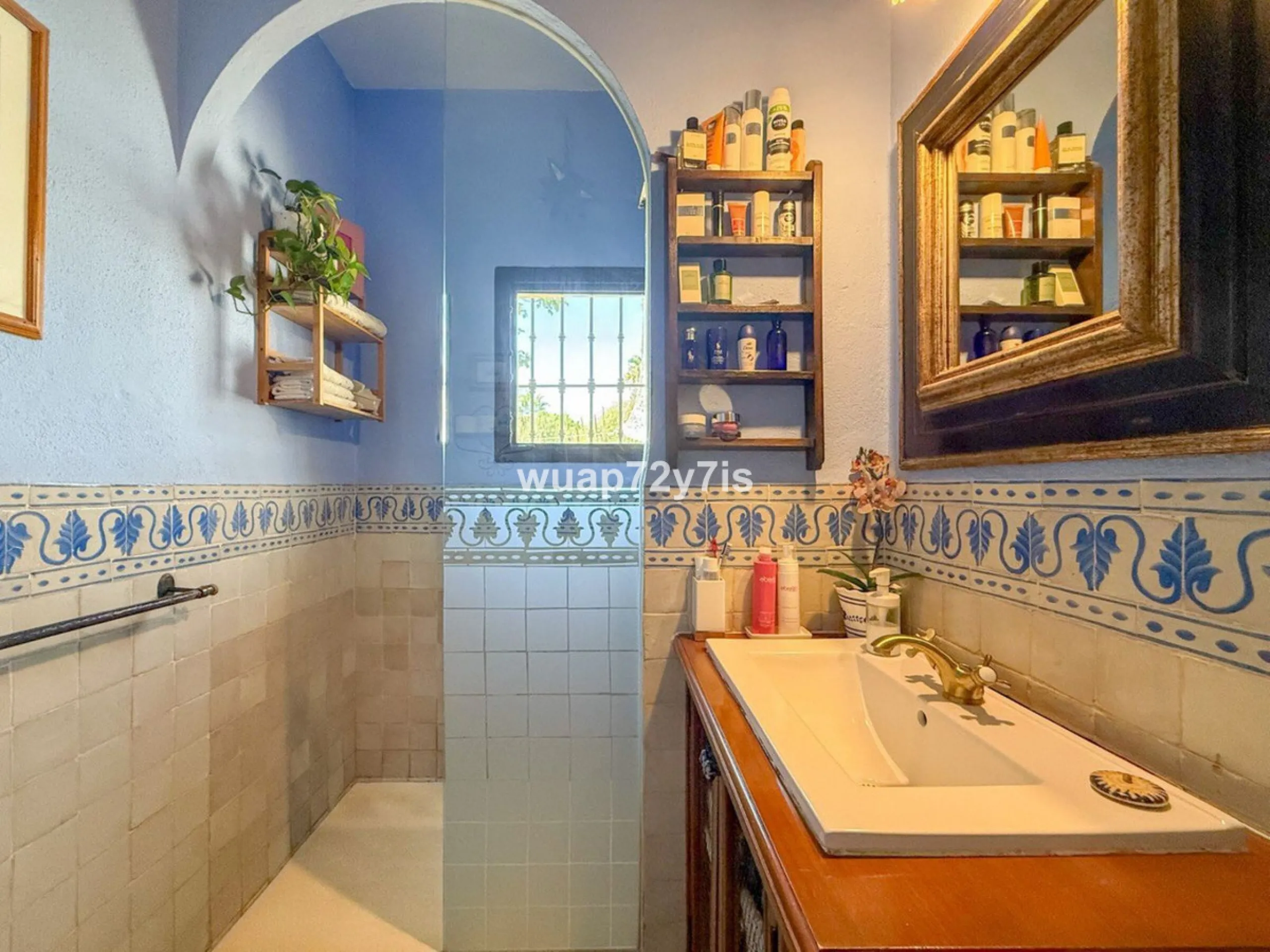 House - Detached Villa в продаже в Marbella, Málaga. В доме 2 спален и 2 ванных комнат. Площадь дома 97 м². Площадь участка 548 м²