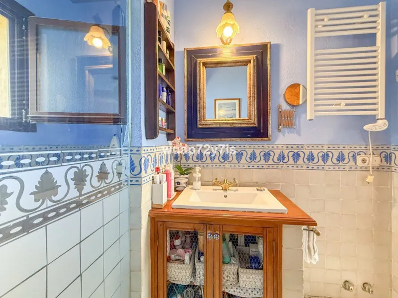 House - Detached Villa в продаже в Marbella, Málaga. В доме 2 спален и 2 ванных комнат. Площадь дома 97 м². Площадь участка 548 м²