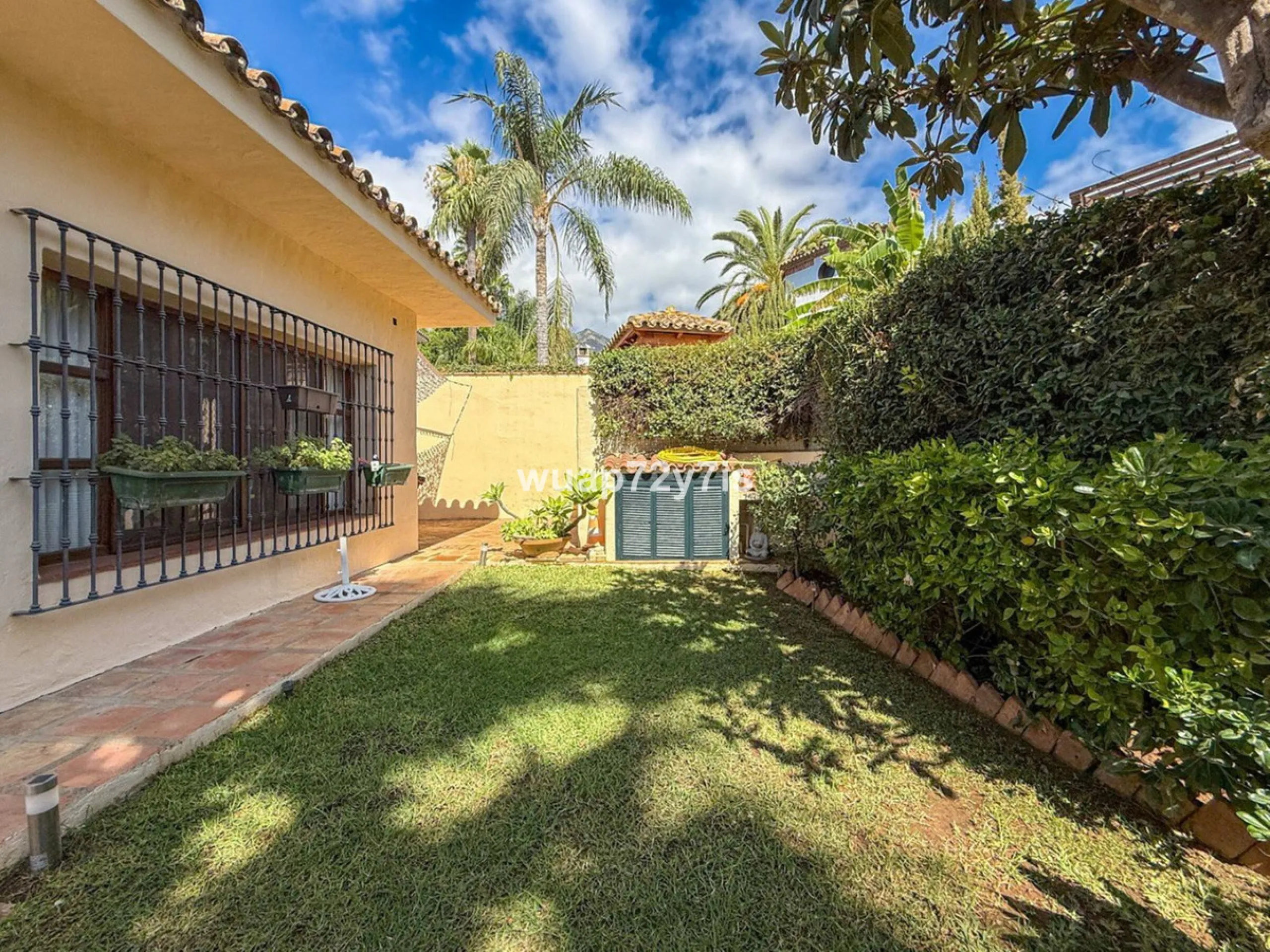 House - Detached Villa в продаже в Marbella, Málaga. В доме 2 спален и 2 ванных комнат. Площадь дома 97 м². Площадь участка 548 м²