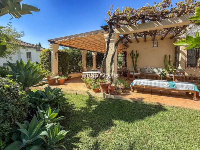 House - Detached Villa в продаже в Marbella, Málaga. В доме 2 спален и 2 ванных комнат. Площадь дома 97 м². Площадь участка 548 м²
